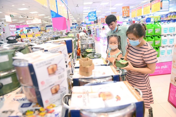 Cần thêm nhiều biện pháp để kích cầu tiêu dùng, ngoài giảm thuế VAT. Trong ảnh: người dân mua sắm tại một siêu thị ở TP Thủ Đức, TP.HCM - Ảnh: Q.ĐỊNH Cần thêm nhiều biện pháp để kích cầu tiêu dùng, ngoài giảm thuế VAT. Trong ảnh: Người dân mua sắm tại một siêu thị ở TP Thủ Đức, TP.HCM - Ảnh: Q.ĐỊNH